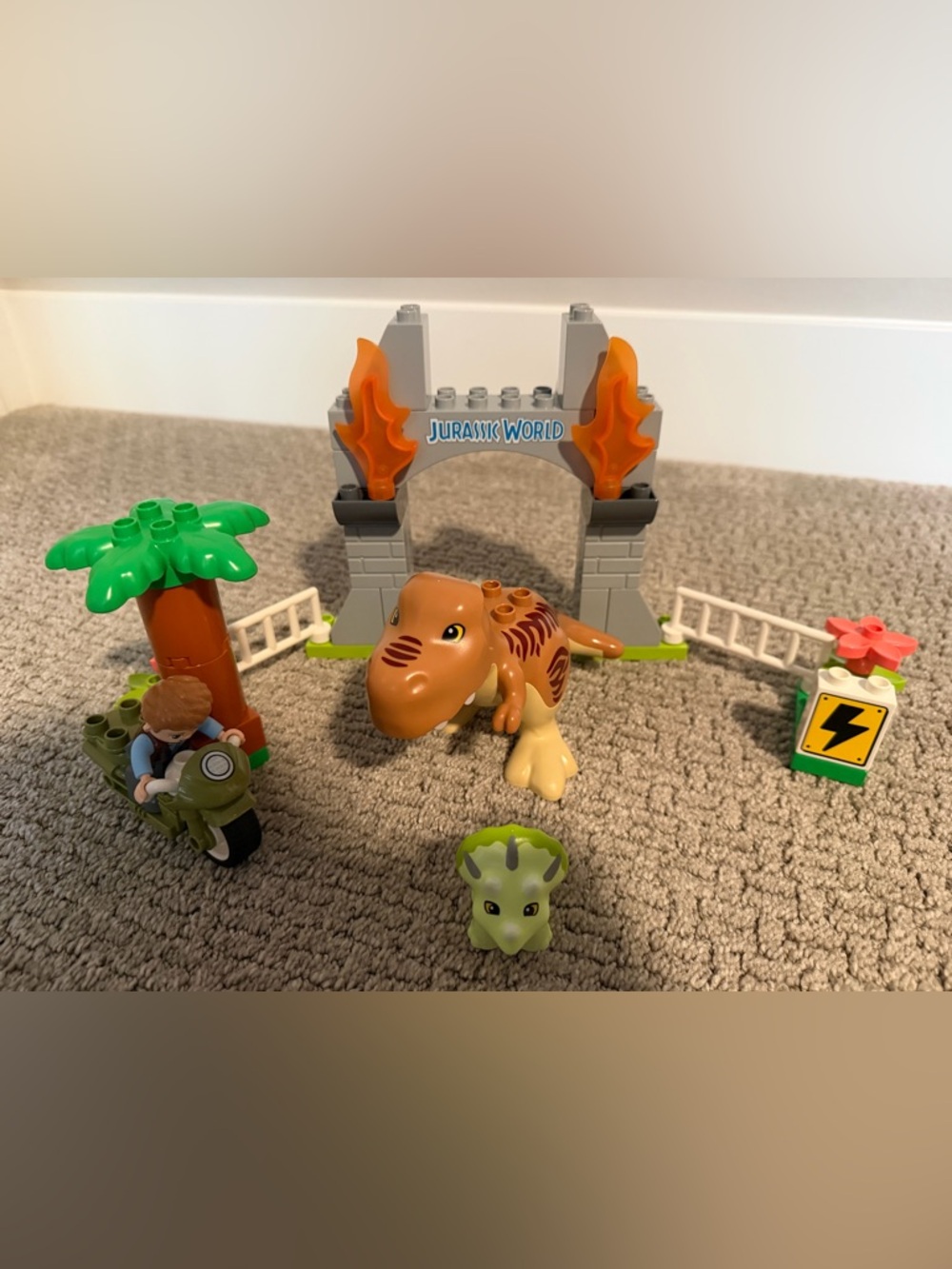 Lego Duplo Jurassic World T. Rex and Triceratops Dinosaur Breakout 10939